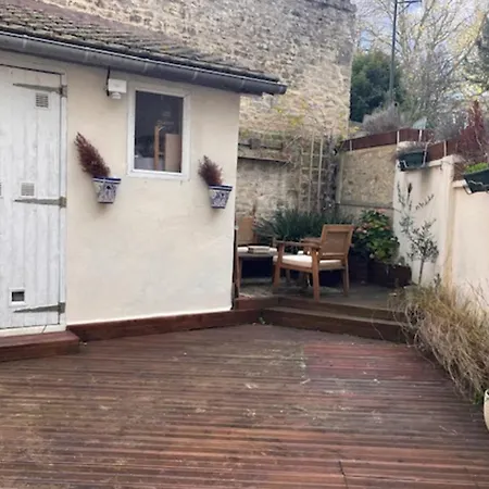 Сasa de vacaciones Charming Renovated House In