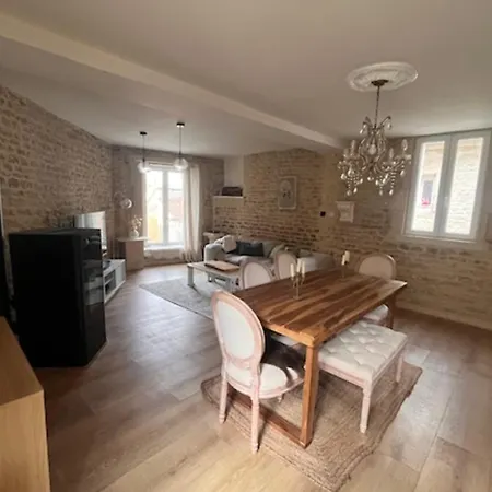 Сasa de vacaciones Charming Renovated House In