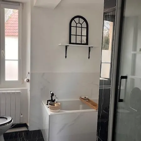 Charming Renovated House In Σπίτι διακοπών *