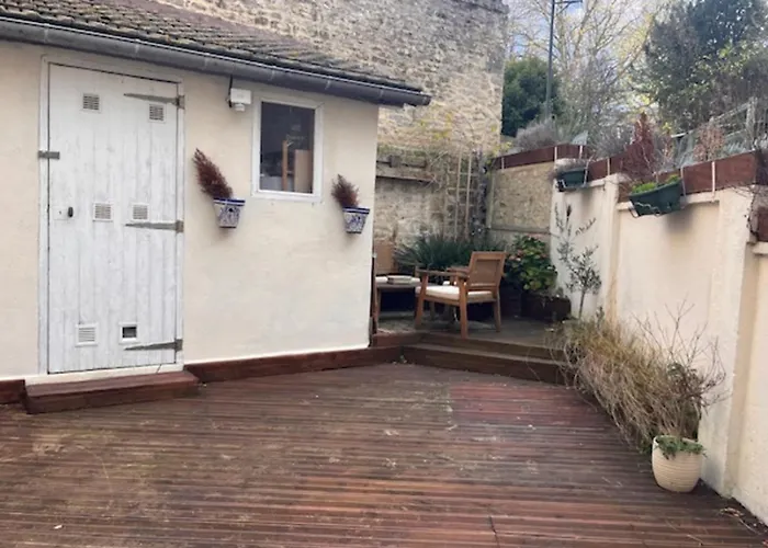 Сasa de vacaciones Charming Renovated House In