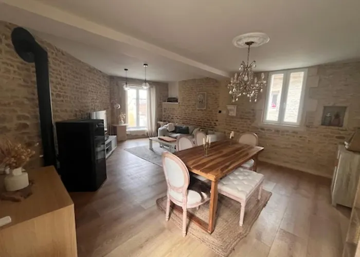 Сasa de vacaciones Charming Renovated House In