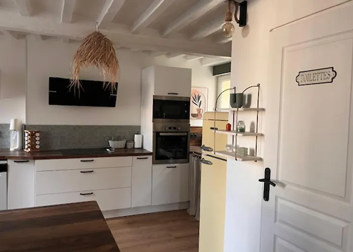 Сasa de vacaciones Charming Renovated House In