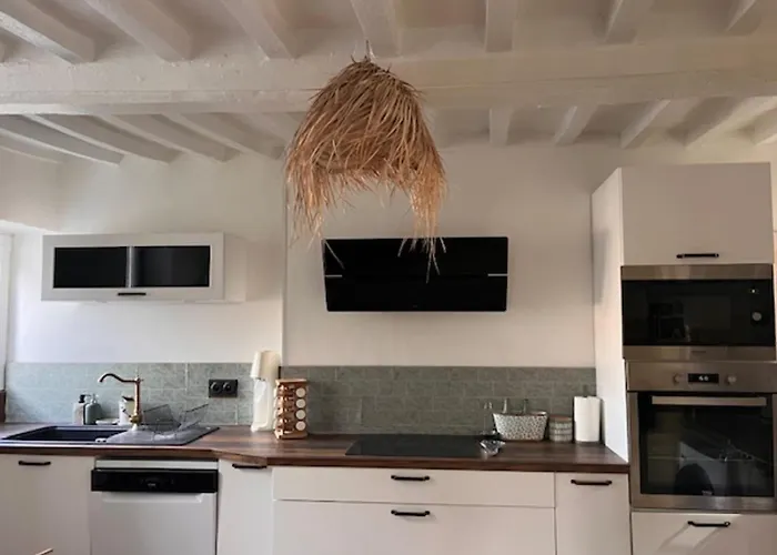 Сasa de vacaciones Charming Renovated House In *